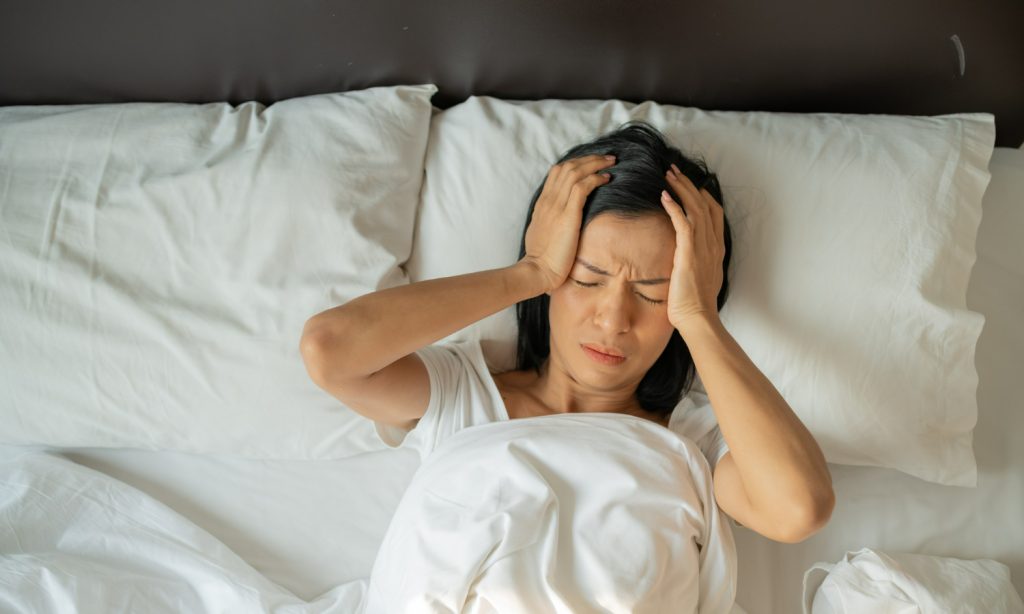 mất ngủ kéo dài khiến cơ thể mệt mỏi và khó ngủ ban đêm